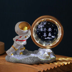 Kleine Astronauten-Nachtlampe mit 3D-Innenschnitzerei