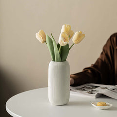 Keramikvase mit vertikalem Muster und hochwertigem Aussehen