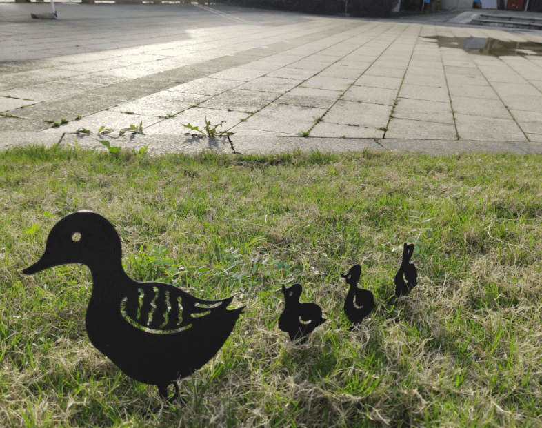 Nouvelle décoration de jardin en fer canard famille herbe décoration de jardin en métal creux décoration de jardin