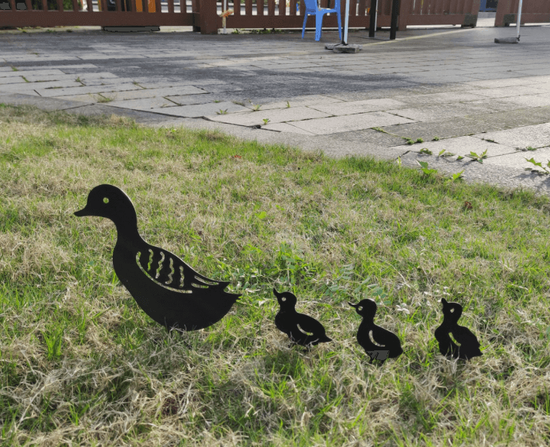 New Garden Decoration Iron Duck Family Grass Garden Decoration Metal Hollow Garden Decoration