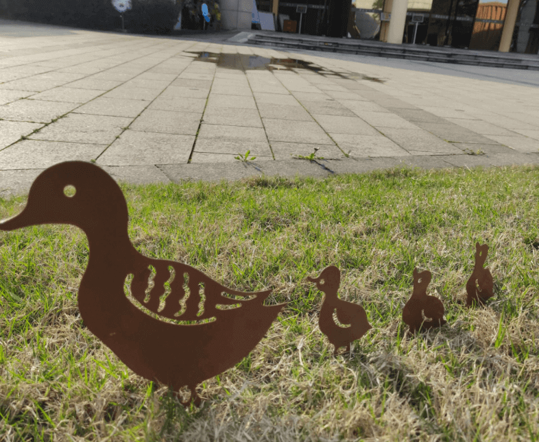 Neue Gartendekoration, Eisen-Entenfamilie, Gras, Gartendekoration, Metall, hohle Gartendekoration