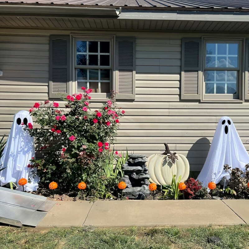 Geister-Halloween-Dekorationen im Innenhof der Veranda