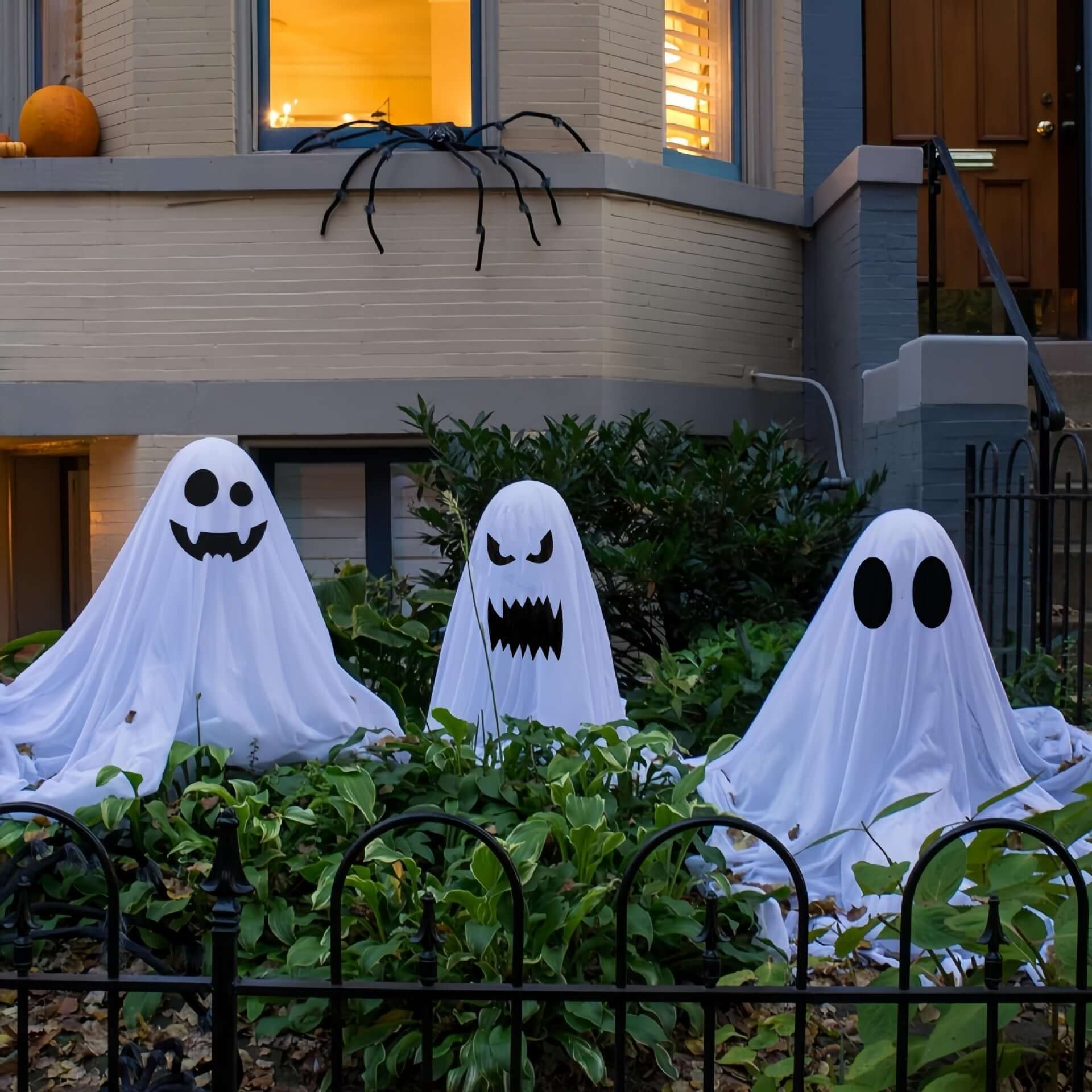 Décorations d'Halloween fantômes dans la cour du porche