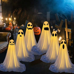 Geister-Halloween-Dekorationen im Innenhof der Veranda