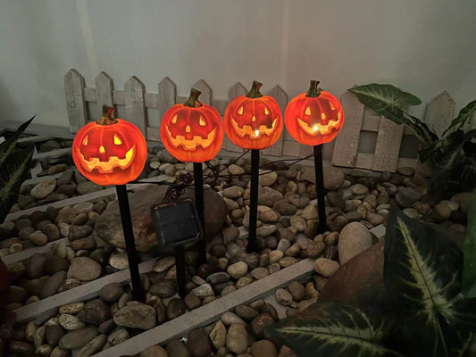 Solarbetriebene Halloween-Kürbislampe für den Außenbereich mit Geisterhand, Krähenschädel und Blumendesign